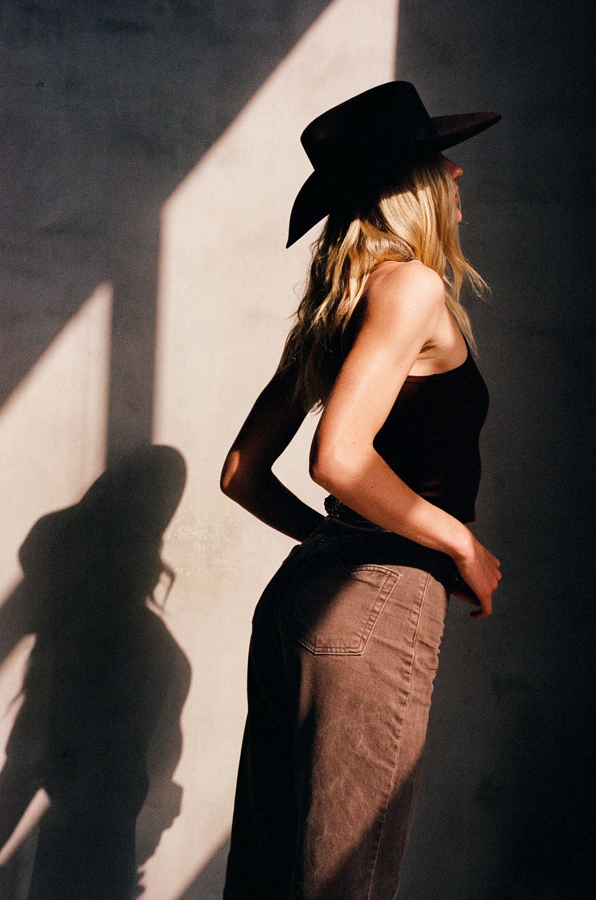 THE HIGH NECK CROPPED IN CHOCOLATE
