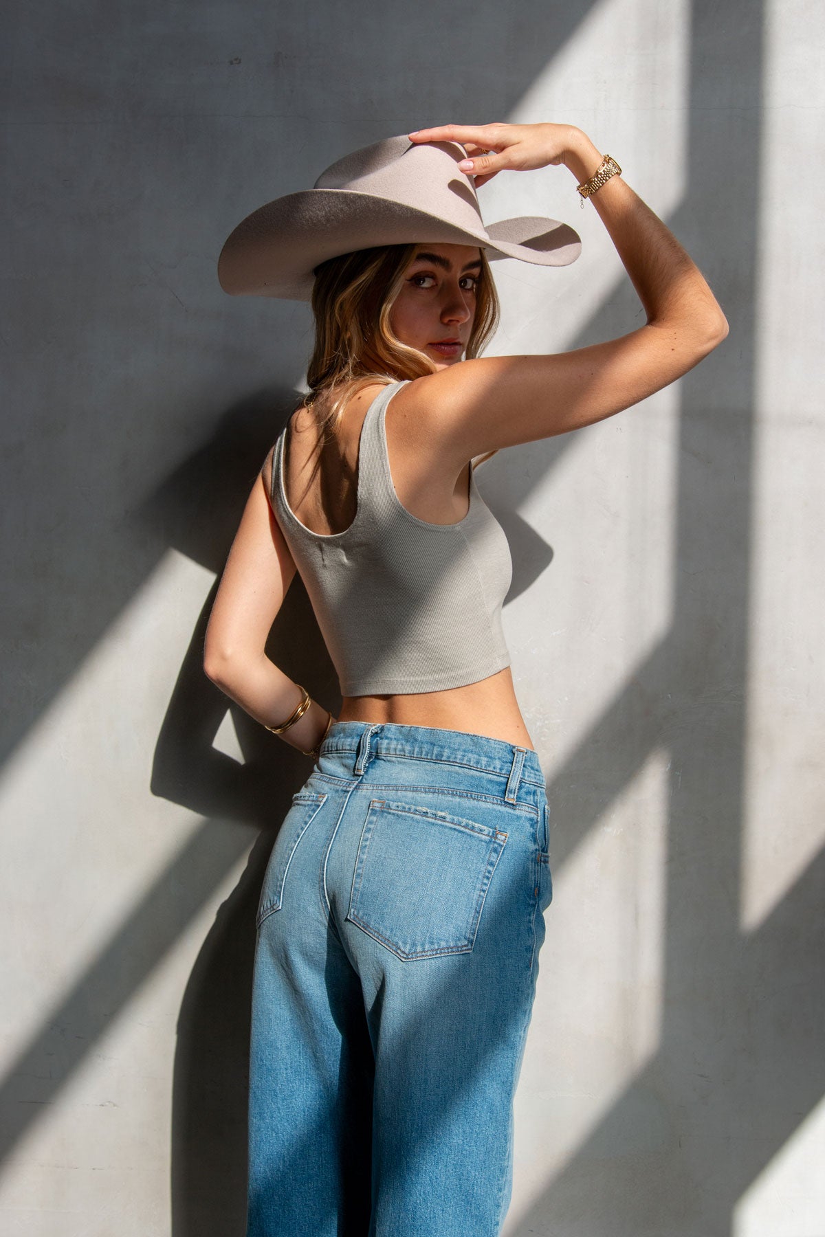 THE SCOOP NECK IN TAUPE